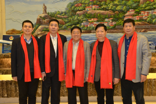 仟億達(dá)集團(tuán)董事長鄭兩斌（左一）、陜西廈門商會(huì)會(huì)長陳信雄（左二）、與廈門市人原副主任汪興裕（正中）、廈門駐京辦主任王飛（右二）廈門企業(yè)商會(huì)會(huì)長蔣清林（右一）