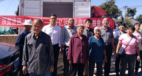 仟億達集團候總(排右四)、諶應書記(排右三)與當地村民合影